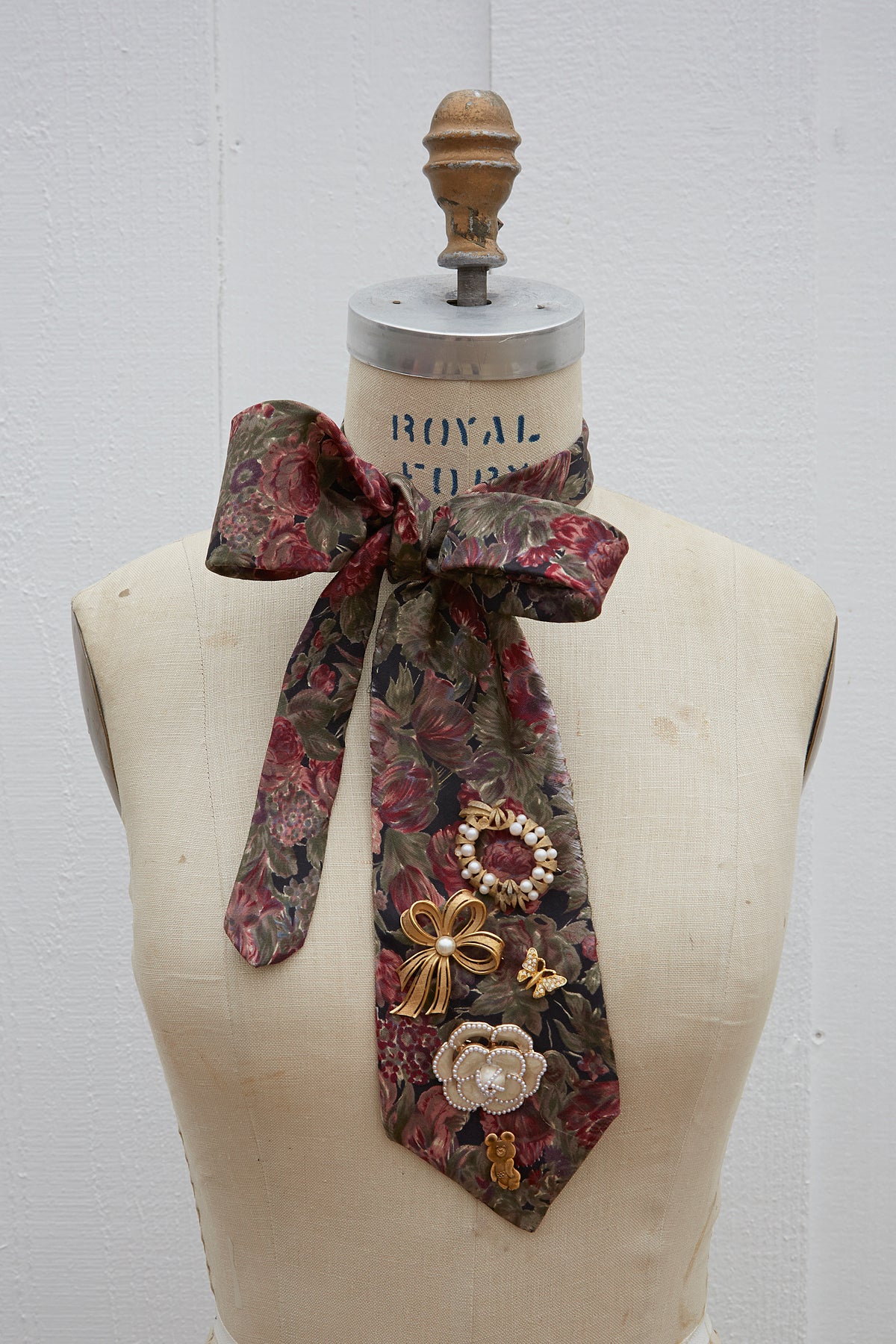 Floral Broach Tie